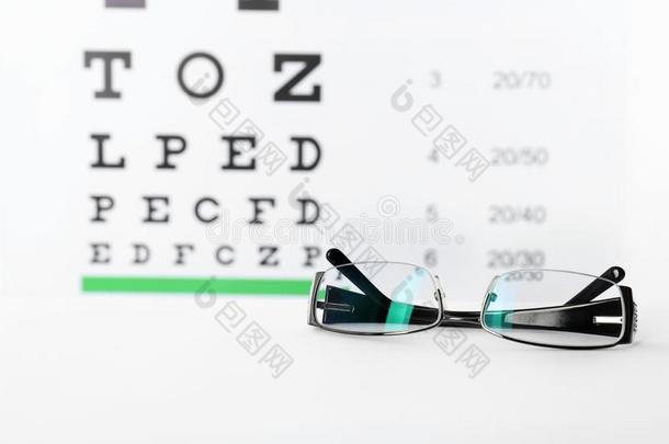 眼镜和矫正的透镜向表反对眼睛