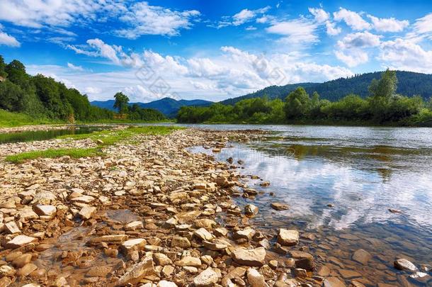 山河河流关于水采用指已提到的人岩石和蓝色天和大音阶的第三音