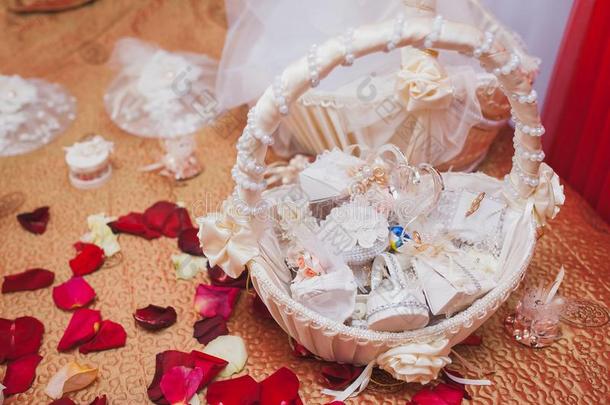 婚礼布置米黄色糖果盒采用一白色的b一sket