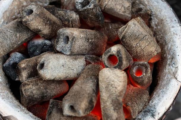 barbecue吃烤烧肉的野餐烧烤井和灼热的和燃烧的热的木炭团矿,