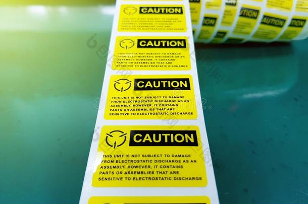 黄色的小心标签,标准小心标签和文本