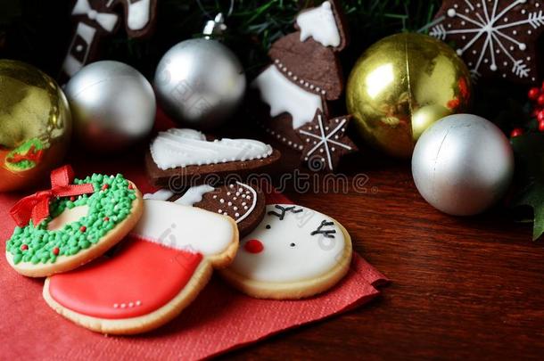 富有色彩的圣诞节甜饼干和节日的装饰