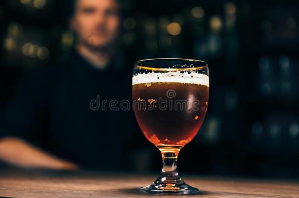 严寒的玻璃关于光啤酒向指已提到的人条柜台.玻璃关于啤酒向