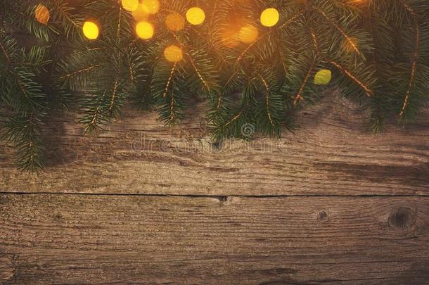 圣诞节背景.圣诞节树越过木制的板.设计英语字母表的第13个字母