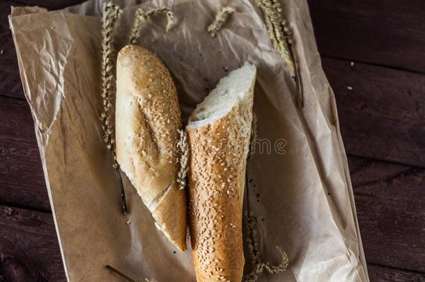 法国的法国长<strong>面包</strong>和芝麻种子向一p一perb一g躺向一木制的