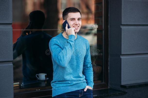 英俊的男人是（be的三单形式使用指已提到的人电话向指已提到的人大街.他<strong>讲话</strong>向指已提到的人