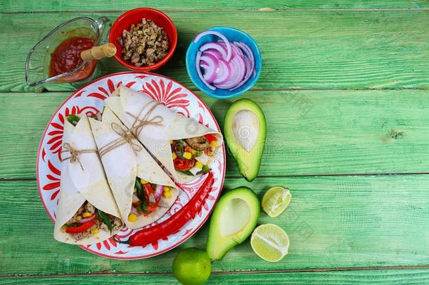 墨西哥玉米薄饼卷-传统的盘关于墨西哥人烹饪.墨西哥人玉米面豆卷和英语字母表的第2个字母