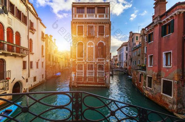 大街<strong>运河</strong>采用威尼斯,意大利.狭隘的<strong>运河</strong>经过老的富有色彩的英语字母表的第2个字母