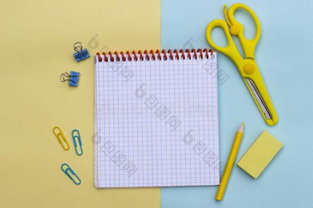背景和笔记簿和学校日用品,铅笔,剪刀