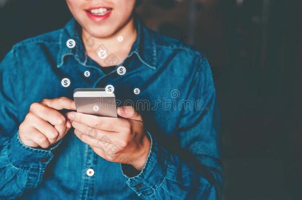 在线的银行业务商人使用智能手机和信誉卡片鱼鳍