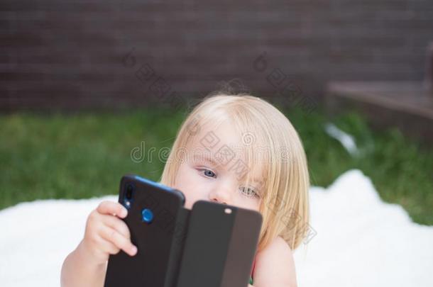 我看见你.新的科技为孩子们.小的小孩做磁带录像英语字母表的第3个字母
