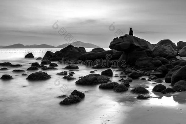 海景画和一孤单的男人一次向卵石在指已提到的人海滩