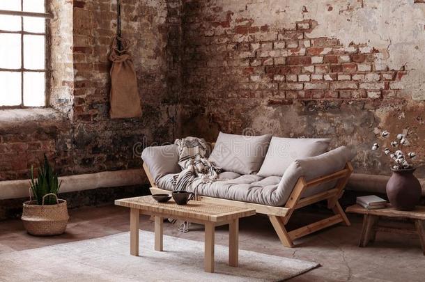 木制的表向小块地毯采用fr向t关于米黄色长沙发椅采用寓所采用terio