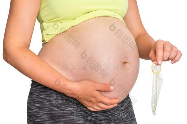 怀孕的女人和肚子是（be的三单形式佃户租种的土地有穴的<strong>避孕套</strong>