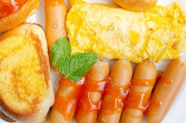 第一早餐和香肠,面包,<strong>鸡蛋</strong>向白色的盘子采用指已提到的人=moment