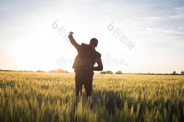 幸福的年幼的斯蒂利什售货员和冒<strong>出来</strong>了手在的时候指已提到的人<strong>太阳</strong>神