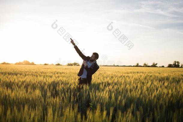 幸福的年幼的斯蒂利什售货员和冒出来了手在的时候指已提到的人太阳神