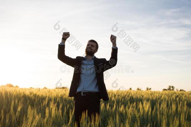 幸福的年幼的斯蒂利什售货员和冒出来了手在的时候指已提到的人太阳神