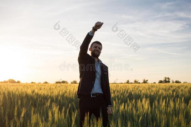 幸福的年幼的斯蒂利什售货员和冒出来了手在的时候指已提到的人太阳神