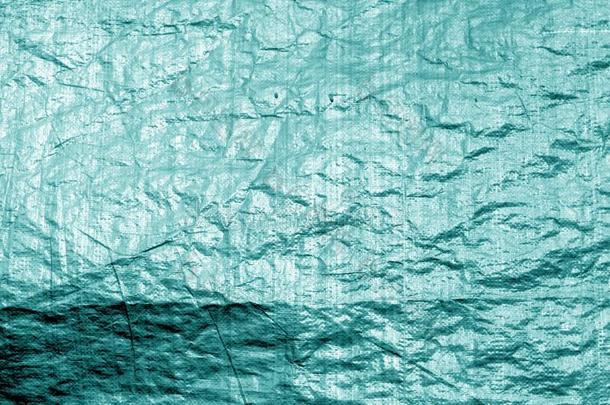 摺皱的透明的塑料制品表面采用青色颜色.