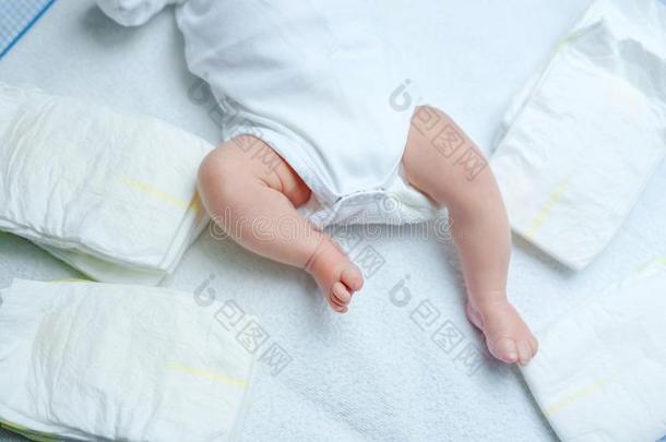 脚关于新生的婴儿向替换表和有菱形花格的麻或棉织物.漂亮的小的
