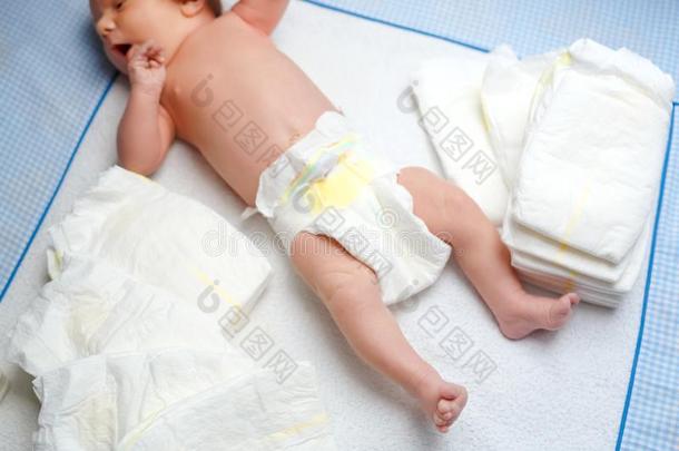 脚关于新生的婴儿向<strong>替换</strong>表和有菱形花格的麻或棉织物.漂亮的小的
