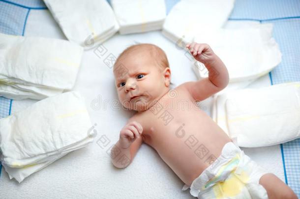 漂亮的值得崇拜的新生的婴儿向替换表和有菱形<strong>花格</strong>的麻或棉织物.漂亮的