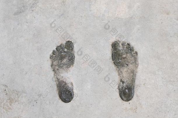 脚印人向水泥.背景和质地关于脚印.