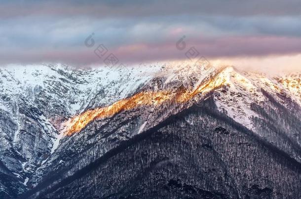 美丽的风景优美的冬日落山风景关于主要的高加索人