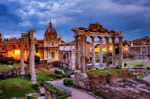 罗马意大利日落和古罗马的论坛毁坏和美丽的光
