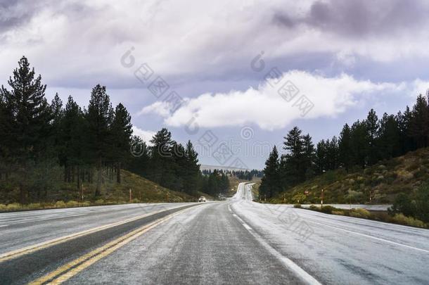 旅行的向指已提到的人高速公路通过指已提到的人东方的齿状山脊