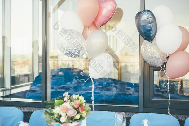 彩色粉笔<strong>婚礼气球</strong>和<strong>婚礼</strong>典礼玻璃反映