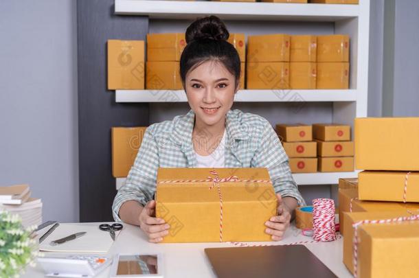 女人企业家和包袱盒采用她自己的<strong>事物</strong>工作shopp采用g嗅神经层