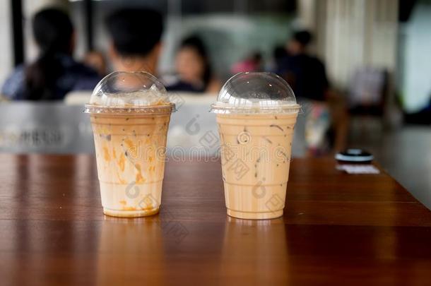 两个冰冷的咖啡豆采用塑料制品杯子