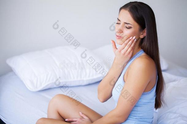牙痛苦.牙齿的关心和牙痛.女人感觉牙痛苦.
