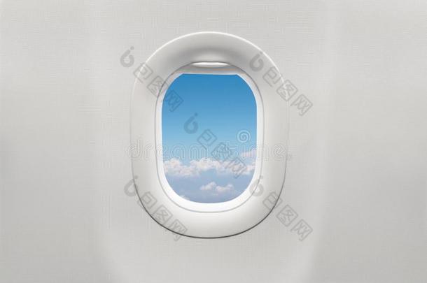 隔离的飞机窗和蓝色<strong>天</strong>