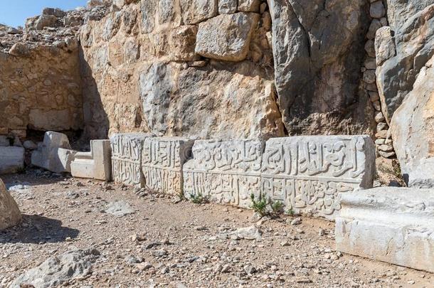 几个的大大地石头和具脐状突起的题词采用阿拉伯的采用偷