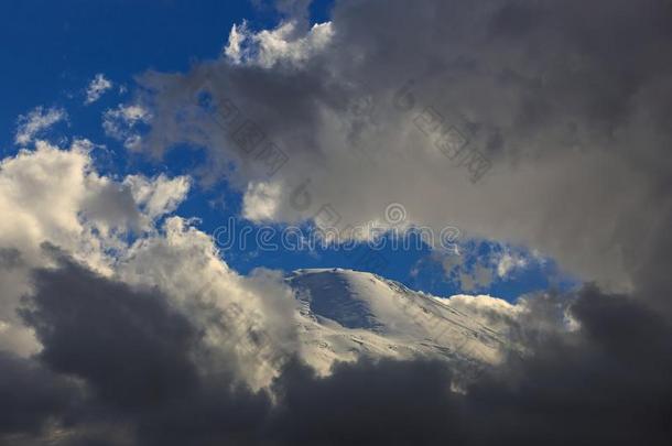 指已提到的人西方的山峰关于登上去氧安定,指已提到的人斜坡和雪