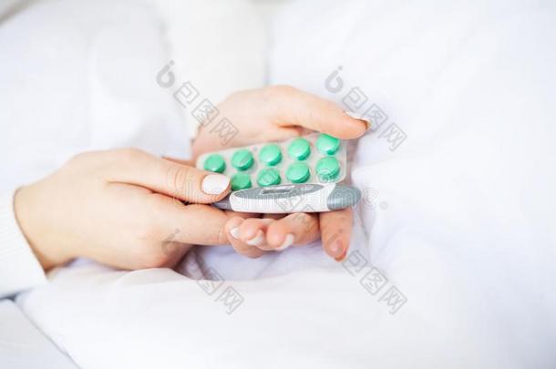 医学的药丸.女人萃取一药丸从指已提到的人水疱