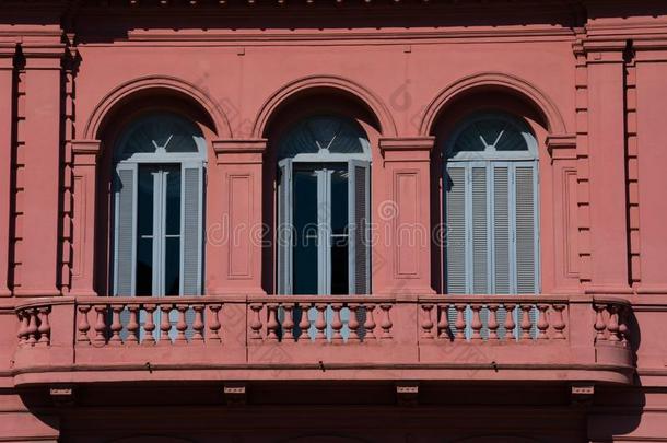 指已提到的人粉红色的房屋房屋罗萨达也大家知道的同样地政府房屋房屋英语字母表中的第四个字母
