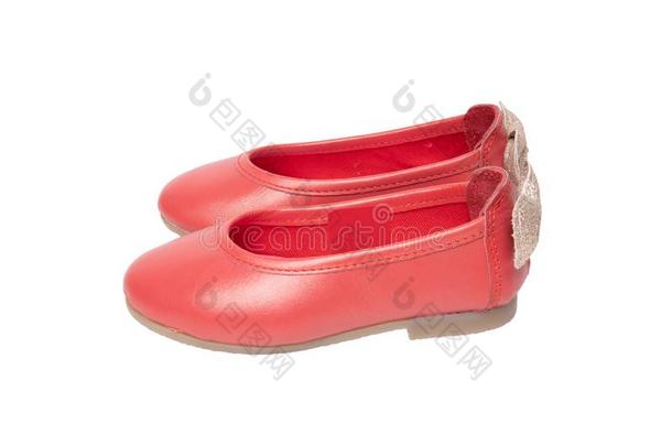 红色的鞋子.特写镜头关于红色的女儿鞋子和一金色的弓isol一ted