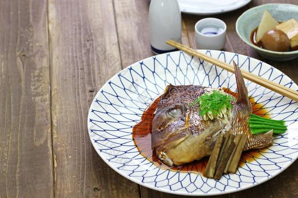 炖海鲤科鱼上端,日本人烹饪