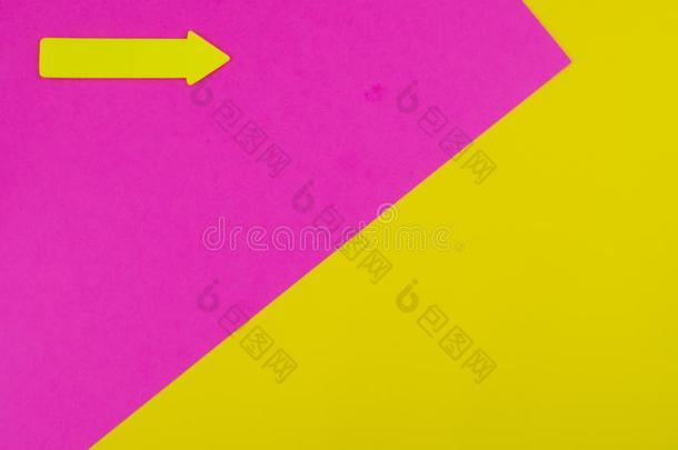 黄色的和粉红色的背景和黄色的矢和复制品空间为