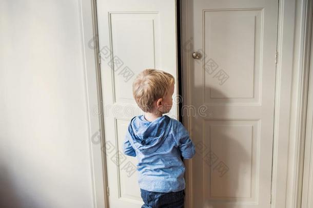 一饲养看法关于蹒跚行走的人男孩起立在近处门里面的采用一贝德罗