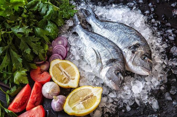 新鲜的剑鱼鱼,和蔬菜,草本植物,柠檬和一件关于