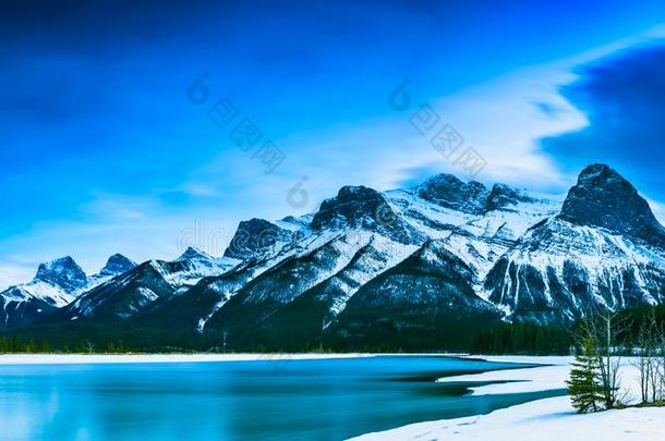 看法关于山和湖采用坎<strong>莫尔</strong>,<strong>艾</strong>伯塔,加拿大