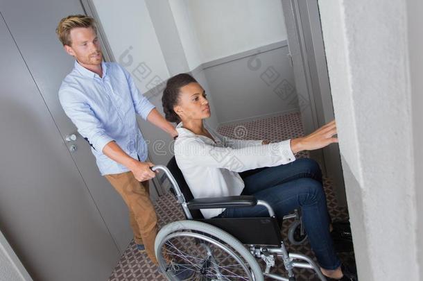 女人向轮椅紧迫的电梯butt向