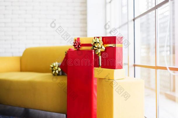 圣诞节礼物盒垛红色的和黄色的颜色为指已提到的人假日