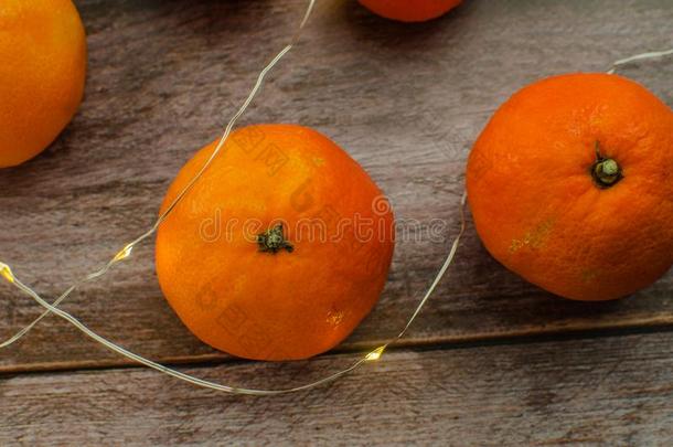 橘子,去皮的柑橘和柑橘部分向一白色的求爱