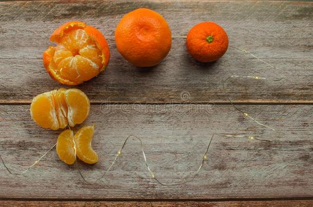 橘子,去皮的柑橘和柑橘部分向一白色的求爱